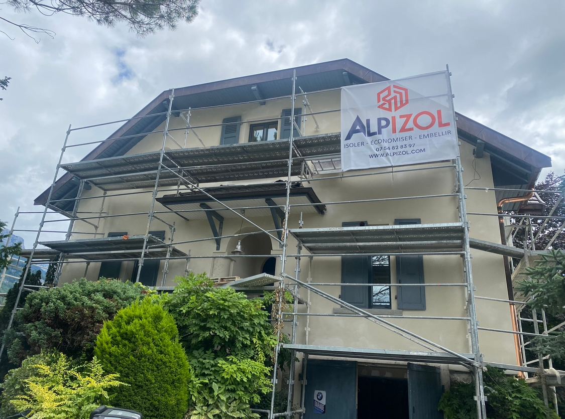 Maison ancienne en cours de rénovation de façade
